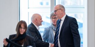 Brandenburgs Ministerpräsident Dietmar Woidke (SPD) und Finanzminister Robert Crumbach (BSW) bereiten mit den Kommunen die Umsetzung des Sondervermögens für Infrastruktur vor. (Archivbild)