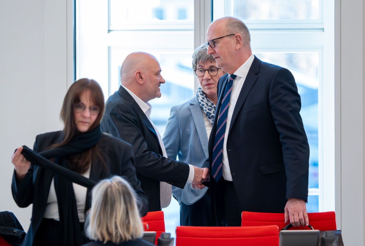 Brandenburg will zügige Umsetzung des Milliardenpakets Brandenburgs Ministerpräsident Dietmar Woidke (SPD) und Finanzminister Robert Crumbach (BSW) bereiten mit den Kommunen die Umsetzung des Sondervermögens für Infrastruktur vor. (Archivbild)