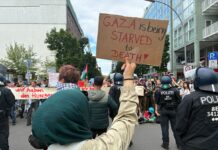 «Gaza wird ausgehungert» - das kritisieren Demonstranten am Checkpoint Charlie in Berlin-Mitte.