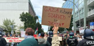 «Gaza wird ausgehungert» - das kritisieren Demonstranten am Checkpoint Charlie in Berlin-Mitte.