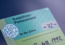 Kostet nur 10,20 Euro im Jahr: Ein Berliner Anwohner-Parkausweis. (Archivbild)