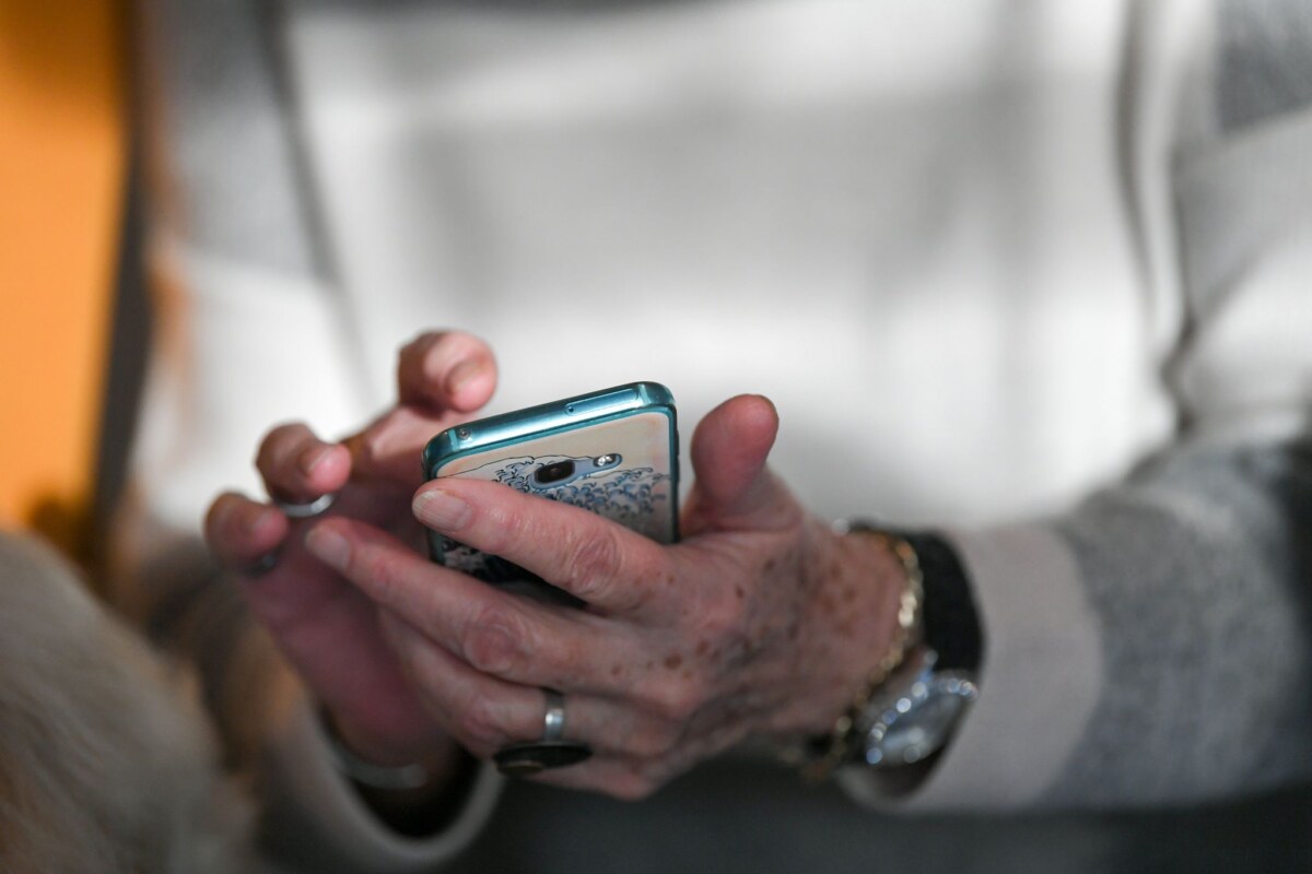 Senioren mit Smartphone Digitale Teilhabe sei eine wesentliche Voraussetzung für ein gutes, selbstbestimmtes Leben im Alter, hieß es. (Symbolbild)