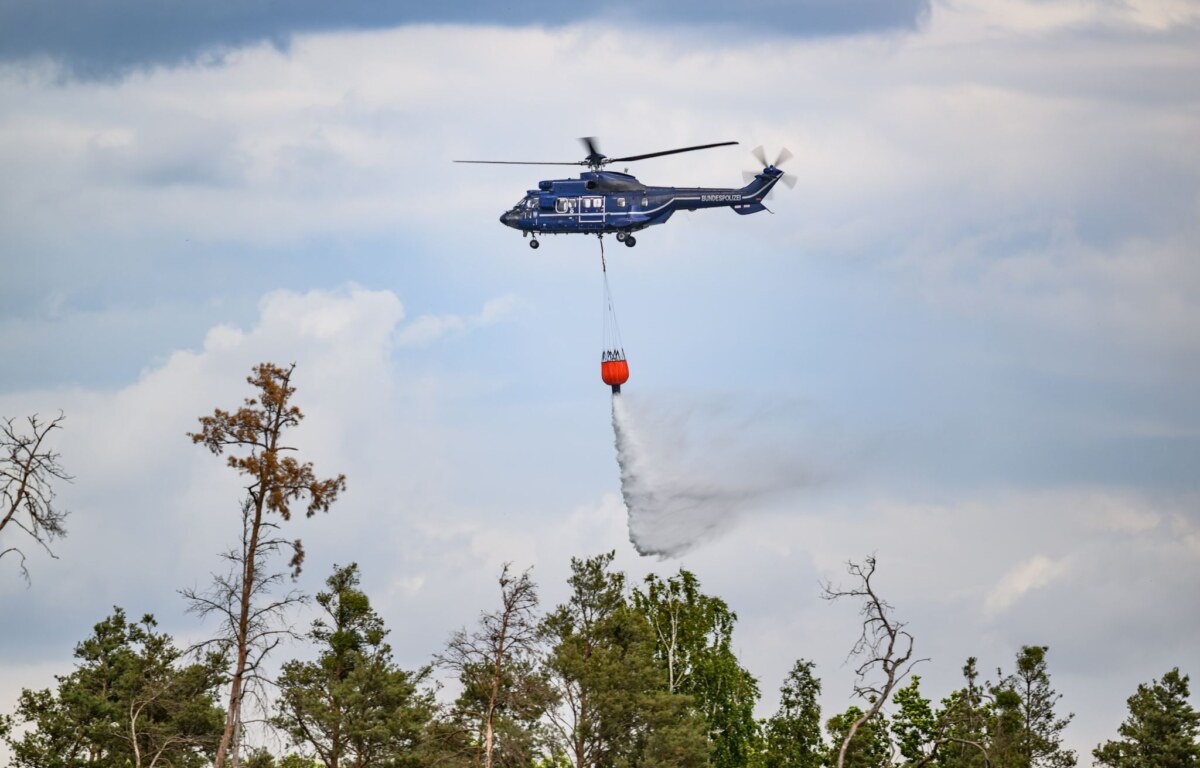 Waldbrand in der Gohrischheide Brandenburgs Innenminister René Wilke (parteilos) zieht Hubschrauber einem Löschflugzeug bei der Brandbekämpfung vor (Archivbild).