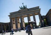 Mutig, wer sich bei der Hitze ans Brandenburger Tor wagte.