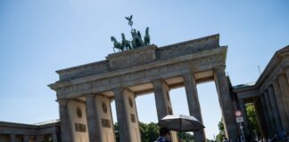 Mutig, wer sich bei der Hitze ans Brandenburger Tor wagte.