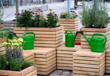 Sitzen im Schatten, Pflanzen und ein Trinkbrunnen: Das soll bei Hitze in der Öffentlichkeit helfen.