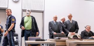 Der mutmaßliche Haupttäter kommt vor der Urteilsverkündung im Fall des Diebstahls des Manchinger Keltengoldes in den Gerichtssaal.