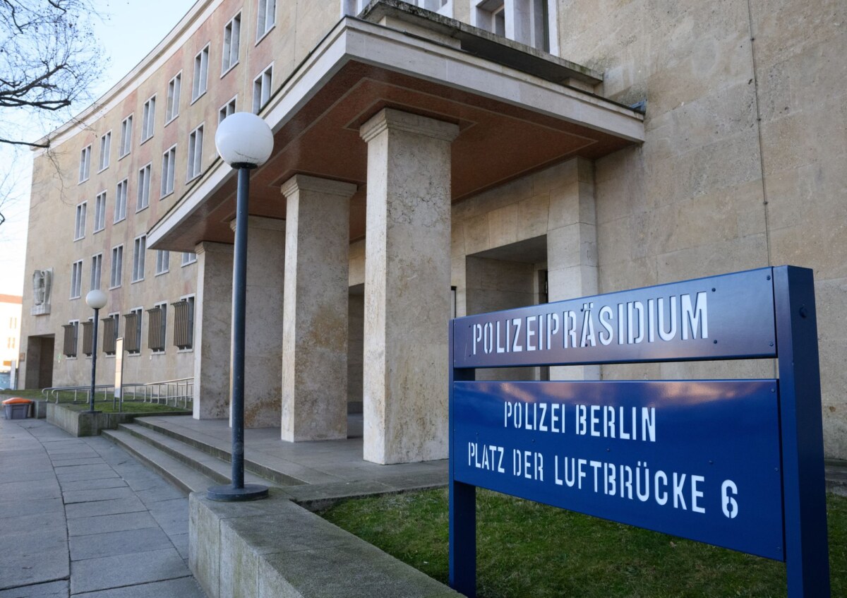 Polizeipräsidium Berlin Ein Berliner Polizist steht unter dem Verdacht des Drogenhandels. (Symbolbild)