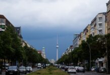 Schauer und dunkle Wolken – In Berlin und Brandenburg bestimmt heute Regenwetter den Tag. (Archivbild)
