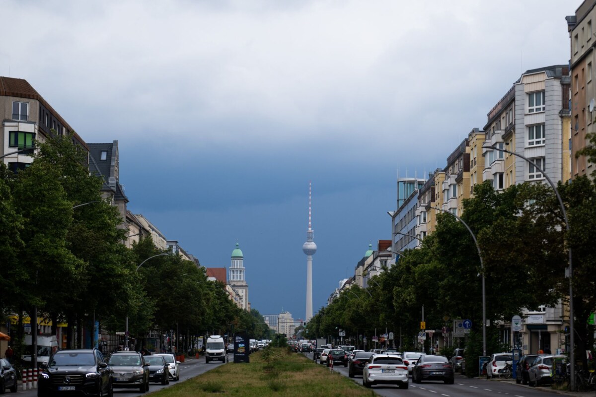 Wetter in Berlin Schauer und dunkle Wolken – In Berlin und Brandenburg bestimmt heute Regenwetter den Tag. (Archivbild)