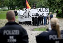 Nach Angaben der Polizei versammelten sich bei rechten Gegendemo etwa 30 bis 50 Personen.