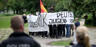 Nach Angaben der Polizei versammelten sich bei rechten Gegendemo etwa 30 bis 50 Personen.