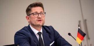 «Wir lassen uns nicht am Nasenring durch die Manege führen», sagte der Brandenburger AfD-Landeschef René Springer. (Archivbild)