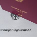 In Berlin wird einem Behördenmitarbeiter vorgeworfen, Einbürgerungsurkunden gefälscht zu haben. (Foto - Illustration)