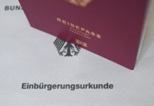 In Berlin wird einem Behördenmitarbeiter vorgeworfen, Einbürgerungsurkunden gefälscht zu haben. (Foto - Illustration)