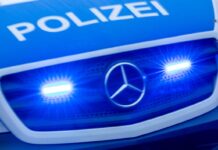 Die Polizei fasst zwei Männer nach einer Belästigung von drei Frauen in Nachtbus in Berlin-Neukölln. 