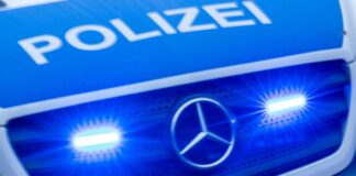 Die Polizei fasst zwei Männer nach einer Belästigung von drei Frauen in Nachtbus in Berlin-Neukölln. 
