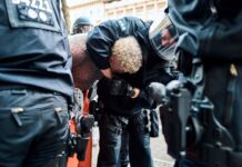 Die Polizei nimmt etliche Demonstranten fest.