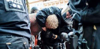 Die Polizei nimmt etliche Demonstranten fest.