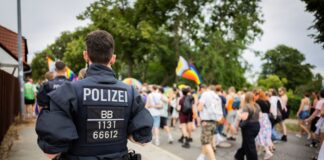 Auch kleine Christopher Street Days in Brandenburg werden nach gewaltsamen Attacken und Störungen verstärkt von der Polizei begleitet - wie hier vor Tagen in Falkensee. (Archivbild)
