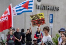Demonstranten protestieren gegen die Pläne zum Bau eines Ein- und Ausreisezentrums am Flughafen BER in Schönefeld. Flüchtlings-Organisationen sprechen auch von einem «Abschiebegefängnis». 