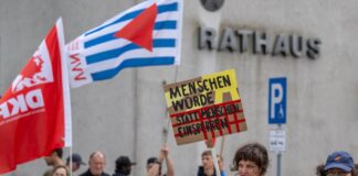 Demonstranten protestieren gegen die Pläne zum Bau eines Ein- und Ausreisezentrums am Flughafen BER in Schönefeld. Flüchtlings-Organisationen sprechen auch von einem «Abschiebegefängnis». 