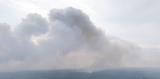 Das Feuer brach am Dienstag nahe einem einstigen Truppenübungsplatz aus. 