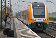 Die Linie der Regionalbahn RE1 ist wochenlang unterbrochen. (Symbolbild)