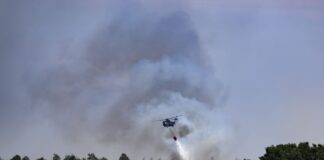Ein Löschhubschrauber ist beim Waldbrand in der Gohrischheide im Einsatz.
