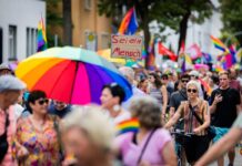 Hunderte Menschen machen beim Christopher Street Day in Falkensee für Vielfalt mit.