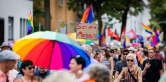 Hunderte Menschen machen beim Christopher Street Day in Falkensee für Vielfalt mit.