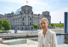 Die Stimme von AfD-Chefin Alice Weidel ging im Interview wegen der Lautstärke eines Protests fast unter.