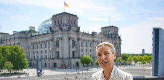 Die Stimme von AfD-Chefin Alice Weidel ging im Interview wegen der Lautstärke eines Protests fast unter.
