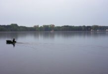 Ein Angler hat das Auto in den See fahren sehen. (Symbolbild)