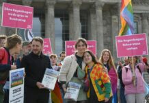 Die Initiatorin übergab den Aufruf nun an Abgeordnete von Grünen und Linke.
