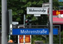 Ein Schild «Mohrenstraße» am Zieten-Platz in Mitte. (Archivbild) 