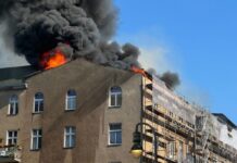 Dichter Rauch quillt aus dem Dach des Gebäudes in Schöneberg.