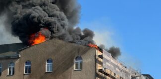Dichter Rauch quillt aus dem Dach des Gebäudes in Schöneberg.
