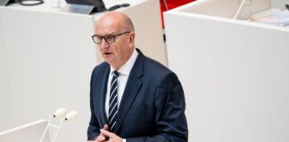 Brandenburgs Regierungschef Dietmar Woidke (SPD) hält eine Senkung der Stromsteuer für alle Stromkunden für notwendig (Archivbild). 
