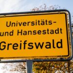 In einer Jugendherberge in Greifswald treffen Berliner und Brandenburger Kinder und Jugendliche aufeinander. Es gibt Vorwürfe, es seien rassistische Äußerungen gefallen. Was genau passiert ist, wollen Schulen und Ministerium klären. 