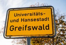 In einer Jugendherberge in Greifswald treffen Berliner und Brandenburger Kinder und Jugendliche aufeinander. Es gibt Vorwürfe, es seien rassistische Äußerungen gefallen. Was genau passiert ist, wollen Schulen und Ministerium klären. 