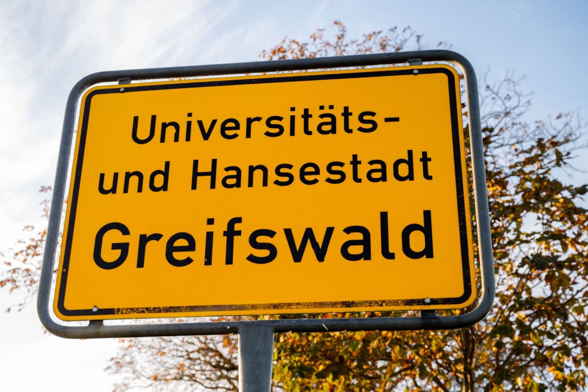 Ortsschild Greifswald. In einer Jugendherberge in Greifswald treffen Berliner und Brandenburger Kinder und Jugendliche aufeinander. Es gibt Vorwürfe, es seien rassistische Äußerungen gefallen. Was genau passiert ist, wollen Schulen und Ministerium klären.