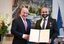 Kai Wegner hat Yousef Ayoub das Bundesverdienstkreuz samt Urkunde überreicht. 