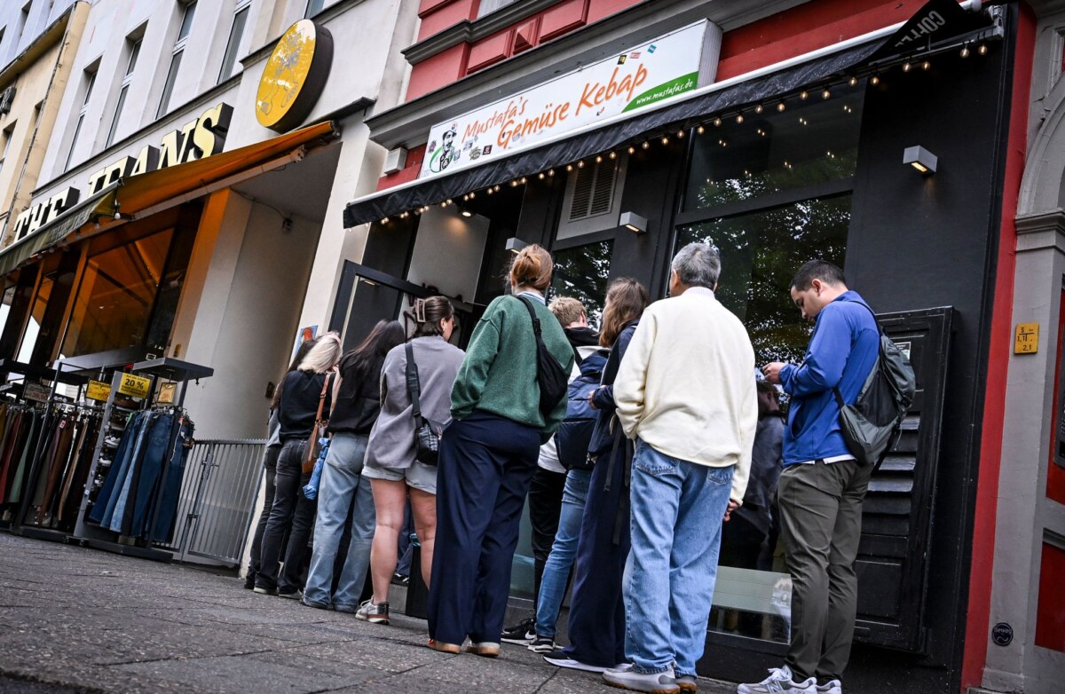 Touristenattraktion «Mustafa's Gemüse Kebap» Berlins berühmtester Dönerimbiss «Mustafa's Gemüse Kebap» hat die Straßenseite gewechselt.