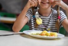 Ob Eltern für das Mittagessen in Berliner Schulen bezahlen müssen oder nicht, wird immer wieder diskutiert. (Archivfoto) 