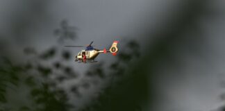 Die Suche nach einem vermissten Besatzungsmitglied läuft.