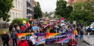 Es wurde eine bunte Regen-Parade - der Christopher Street Day in Bernau.