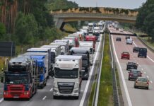 Lkw-Staus in Richtung Polen gab es auch in der Vergangenheit mitunter. (Archivbild)