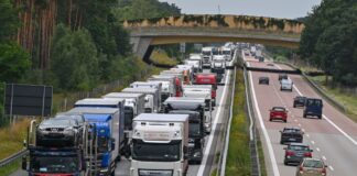 Lkw-Staus in Richtung Polen gab es auch in der Vergangenheit mitunter. (Archivbild)