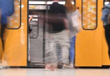 In Bussen und Bahnen dürfen seit heute keine Messer und andere Waffen mehr mitgenommen werden. (Symbolbild)